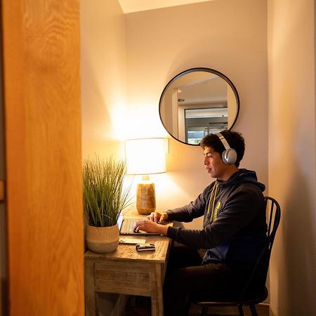 Alpenglow Lodge Queen Boho Studio By Mva Whistler Zewnętrze zdjęcie